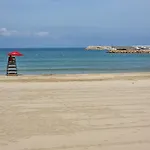 Apartamento De 3 Con Terraza Cerca De La Playa - Hisp-236-75